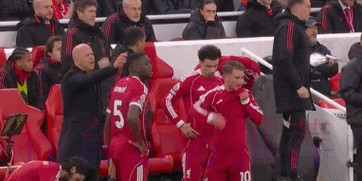 萨拉赫复出送助攻!85天第一次,球迷齐声高歌,名宿发声:留下来